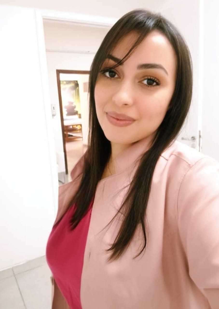 Dra. Kamyla Martins em seu consultório